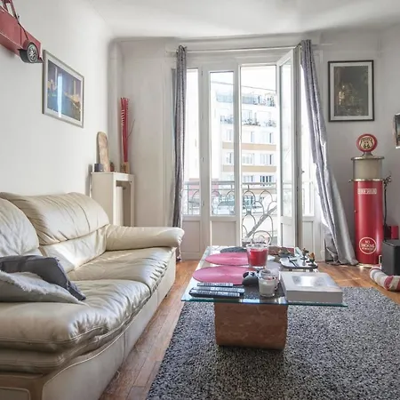 Charming In A Lively And Quiet Area Paris