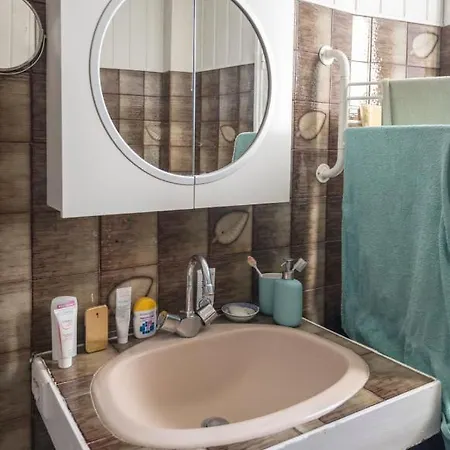 Charming In A Lively And Quiet Area Apartment